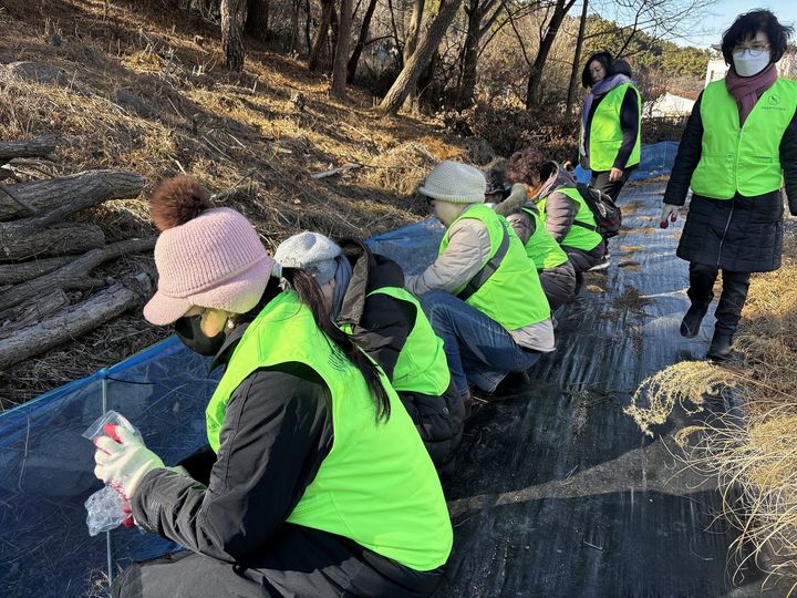[대구=뉴시스] 대구시 수성구는 13일 전국 최대 두꺼비 집단 산란지인 욱수동 망월지 일대에서 두꺼비 로드킬 방지 펜스 설치행사를 진행했다. (사진 = 대구시 수성구 제공) 2025.02.13. photo@newsis.com *재판매 및 DB 금지