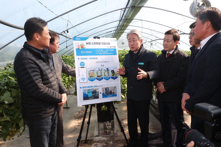 [세종=뉴시스]강호동 농협중앙회장(왼쪽 세번째)이 농업인에게 보급형 스마트팜(환경제어형)의 편의성과 지원모델 확대 계획에 대해 설명하고 있다. (사진=농협중앙회 제공) *재판매 및 DB 금지