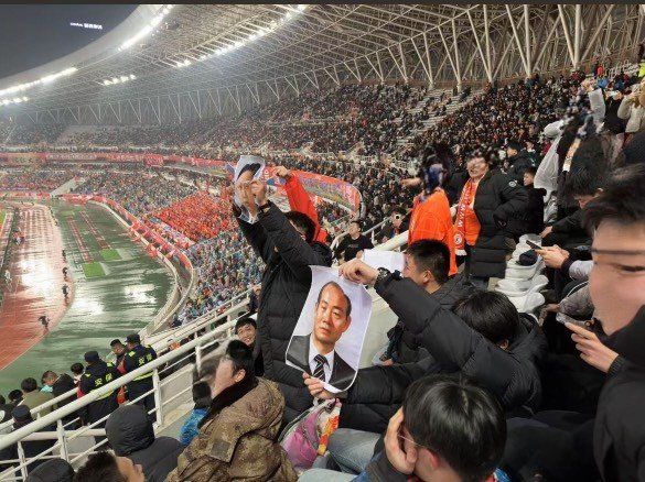 [서울=뉴시스] 국내 프로축구 K리그 광주FC 원정 경기가 중국 산둥 경기장에서 열린 가운데, 중국 관중석에 전두환 전 대통령 사진 등이 등장해 논란이 일고 있다. (사진= 온라인 커뮤니티 캡처 ) 2025.02.13. photo@newsis.com *재판매 및 DB 금지