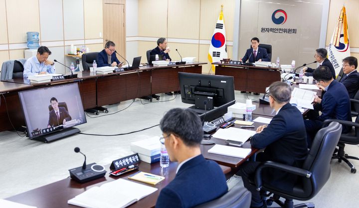 [세종=뉴시스]제207회 원자력안전위원회 회의 사진이다. (사진=원안위 제공) *재판매 및 DB 금지