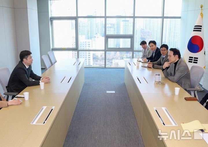 [의정부=뉴시스] 임태희 경기도교육감이 13일 남부청사에서 유승민 제42대 대한체육회장 당선인과 면담했다. (사진=경기도교육청 제공) 2025.02.13 photo@newsis.com