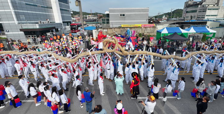 [순창=뉴시스] 제64회 순창군민의날 행사가 오는 4월17일 순창읍 일원에서 열린다. 순창군민의날 행사에서만 볼 수 있는 고싸움 형식의 '옥천줄다리기'가 펼쳐지고 있다.  *재판매 및 DB 금지