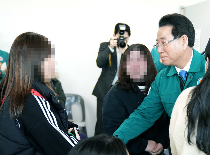 [여수=뉴시스] 송창헌 기자 = 김영록 전남지사가 13일 여수 수협 청정위판장을 방문, 제22서경호 침몰사고 피해자(실종자) 가족들을 위로하고 있다. (사진=전남도 제공) 2025.02.13 photo@newsis.com *재판매 및 DB 금지