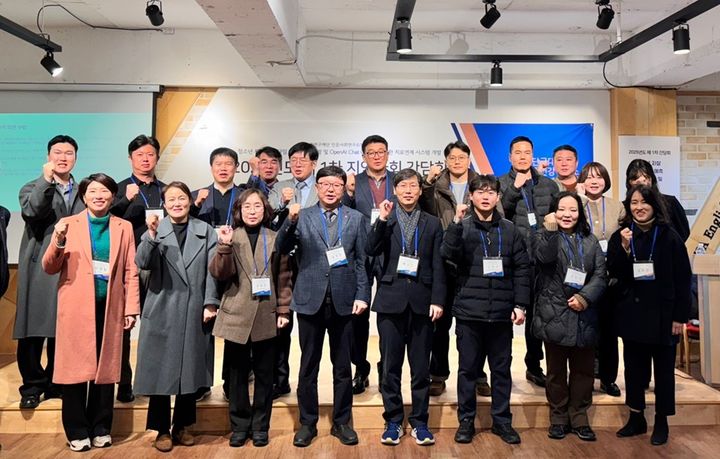 [천안=뉴시스] 단국대 마음건강연구소 관계자 등이 청소년 자살 예방을 위한 앱 개발을 위한 간담회를 개최한 뒤 기념 사진을 촬영하고 있다. (사진=단국대 마음건강연구소 제공) photo@newsis.com 2025.2.12 *재판매 및 DB 금지