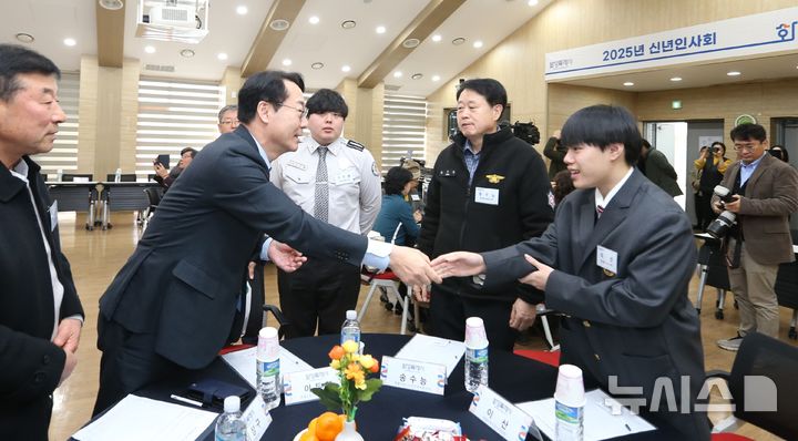 [화성=뉴시스]정명근 화성시장(사진 왼쪽 두 번째)이 13일 양감면에서 진행한 2025년 신년인사회에서 시가 특별초청한 시민과 악수하고 있다.(사진=화성시 제공)2025.02.13.photo@newsis.com