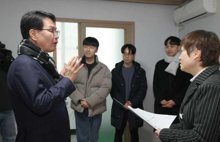 [고창=뉴시스] 심덕섭 고창군수(왼쪽 첫번째)가 '청년 매입임대주택'의 시설을 둘러보며 관계자에게 시설수준에 부족함이 없도록 해 줄 것을 지시하고 있다. *재판매 및 DB 금지