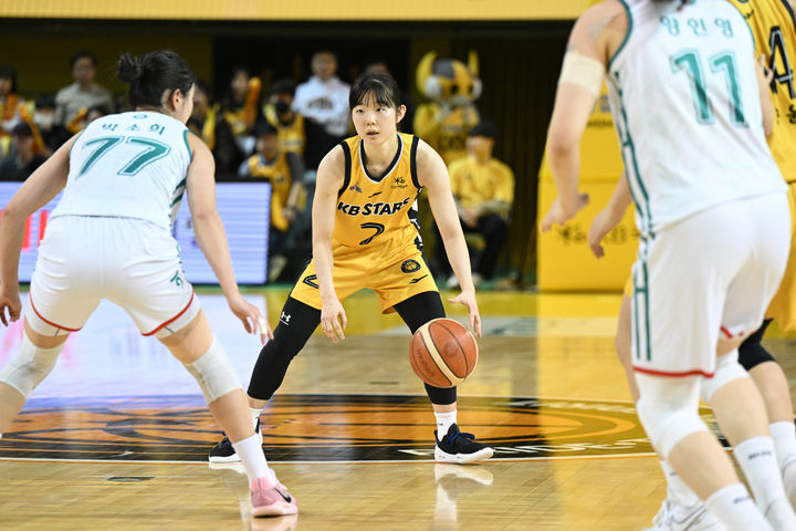 [서울=뉴시스] 여자프로농구 청주 KB국민은행의 허예은. (사진=WKBL 제공) *재판매 및 DB 금지