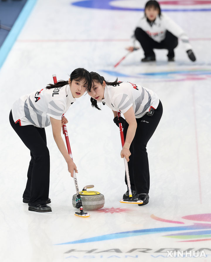 [하얼빈=신화/뉴시스] 여자 컬링 대표팀의 설예은(왼쪽), 김수지. 2025. 2. 12.