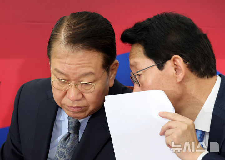 [서울=뉴시스] 조성우 기자 = 권영세(왼쪽) 국민의힘 비상대책위원장이 13일 오전 서울 여의도 국회에서 열린 비상대책위원회의에서 김상훈 정책위의장과 대화하고 있다. 2025.02.13. xconfind@newsis.com