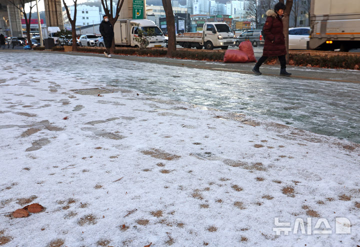 충북 아침까지 한파 지속…"빙판길 주의"
