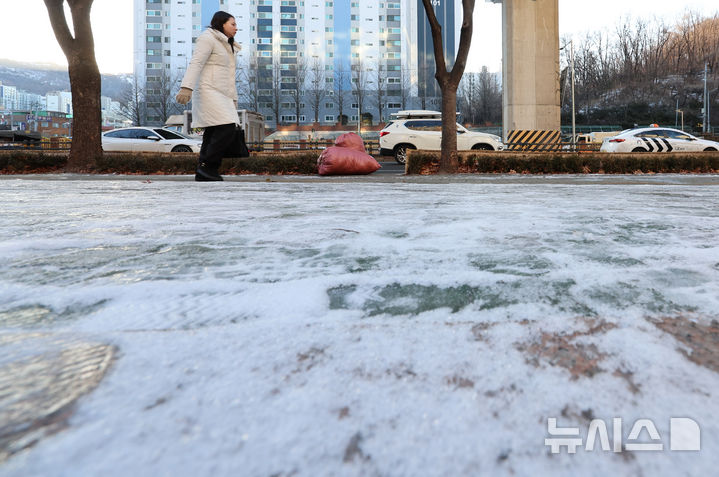 [서울=뉴시스] 김금보 기자 = 13일 오전 서울 서대문구 한 거리에서 시민들이 빙판길을 피해 걸어가고 있다. 2025.02.13. kgb@newsis.com