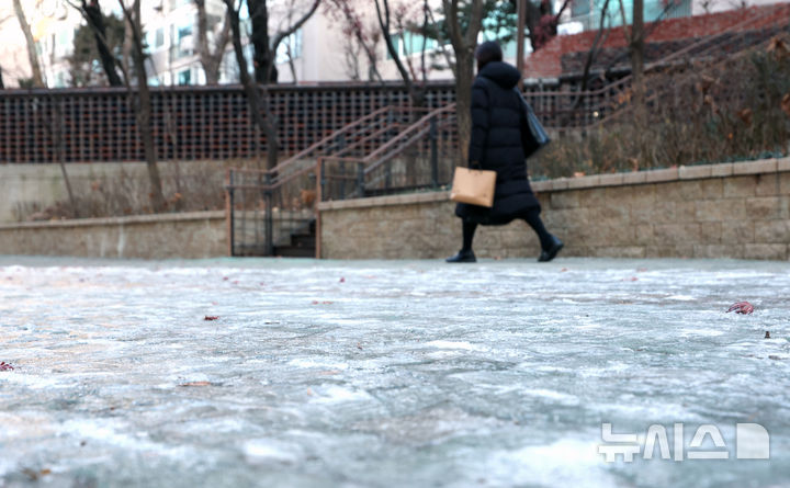 [서울=뉴시스] 김금보 기자 = 13일 오전 서울 서대문구 한 거리에서 시민들이 빙판길을 피해 걸어가고 있다. 2025.02.13. kgb@newsis.com