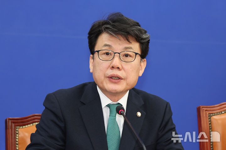 [서울=뉴시스] 권창회 기자 = 진성준 더불어민주당 정책위의장이 13일 오전 서울 여의도 국회에서 열린 정책조정회의에서 발언하고 있다. 2025.02.13. kch0523@newsis.com