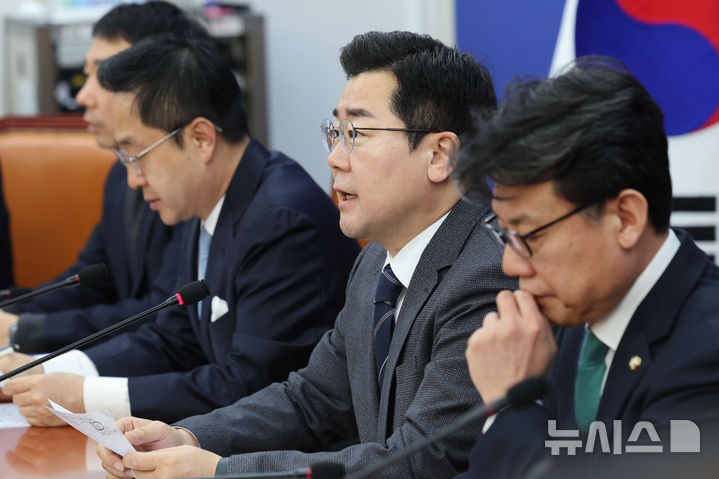[서울=뉴시스] 권창회 기자 = 박찬대 더불어민주당 원내대표가 13일 오전 서울 여의도 국회에서 열린 정책조정회의에서 발언하고 있다. 2025.02.13. kch0523@newsis.com