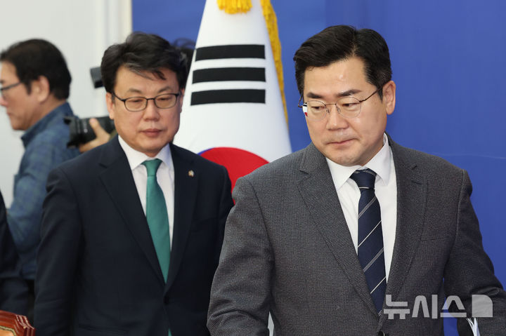 [서울=뉴시스] 권창회 기자 = 박찬대 더불어민주당 원내대표와 진성준 정책위의장이 13일 오전 서울 여의도 국회에서 열린 정책조정회의에 참석하고 있다. 2025.02.13. kch0523@newsis.com