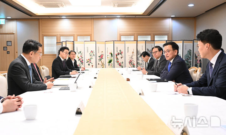 [서울=뉴시스] 조수정 기자 = 최상목 대통령 권한대행 부총리 겸 기획재정부 장관이 13일 서울 종로구 정부서울청사에서 주요 투자은행(IB) 간담회를 주재하고 있다. (사진=기획재정부 제공) 2025.02.13. chocrystal@newsis.com