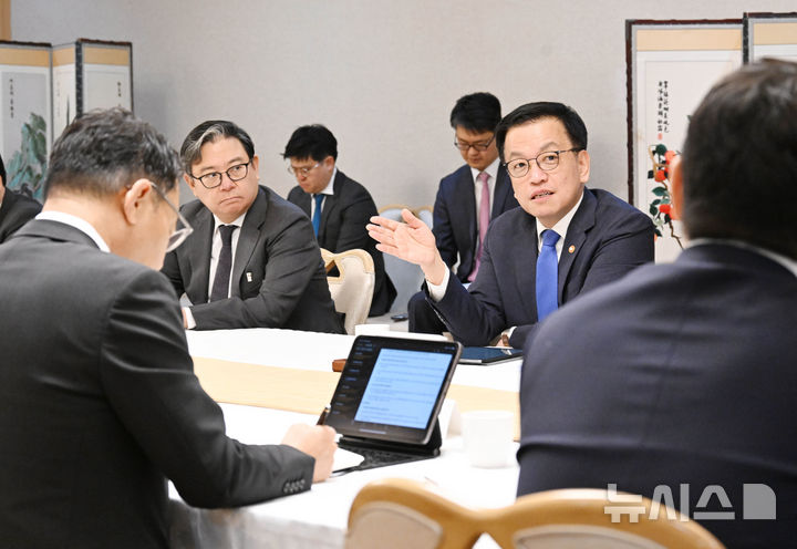 [서울=뉴시스] 조수정 기자 = 최상목 대통령 권한대행 부총리 겸 기획재정부 장관이 13일 서울 종로구 정부서울청사에서 주요 투자은행(IB) 간담회를 주재하고 있다. (사진=기획재정부 제공) 2025.02.13. chocrystal@newsis.com
