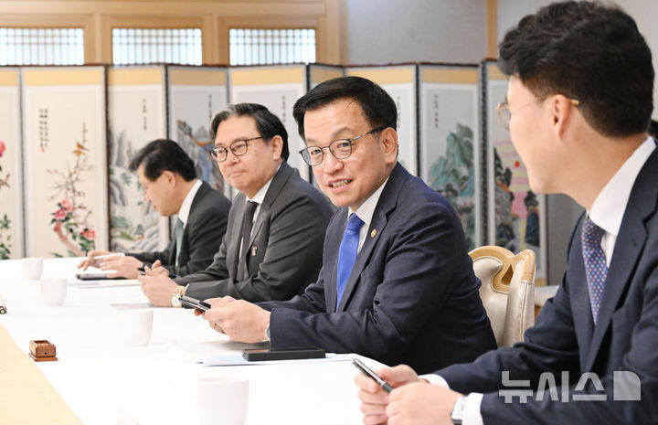 [서울=뉴시스] 조수정 기자 = 최상목 대통령 권한대행 부총리 겸 기획재정부 장관이 13일 서울 종로구 정부서울청사에서 주요 투자은행(IB) 간담회를 주재하고 있다. (사진=기획재정부 제공) 2025.02.13. chocrystal@newsis.com