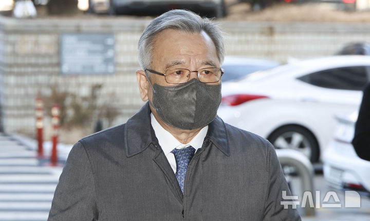[서울=뉴시스] 정병혁 기자 = 대장동 개발 관련 민간사업자들로부터 청탁 대가 금품을 받은 혐의로 재판에 넘겨진 박영수 전 특별검사가 지난 2월 서울 서초구 서울중앙지방법원에서 열린 1심 선고 재판에 출석하고 있다. (공동취재) 2025.02.13. photo@newsis.com