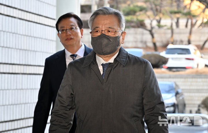 [서울=뉴시스] 정병혁 기자 = 대장동 개발 관련 민간사업자들로부터 청탁 대가 금품을 받은 혐의로 재판에 넘겨진 박영수 전 특별검사가 지난 2월 서울 서초구 서울중앙지방법원에서 열린 1심 선고 재판에 출석하고 있다. (공동취재) 2025.02.13. photo@newsis.com
