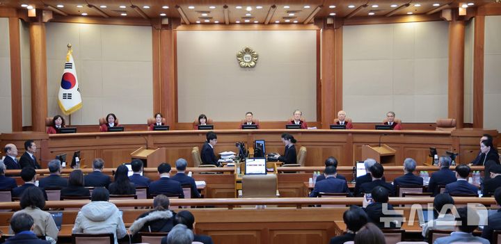 [서울=뉴시스] 사진공동취재단 = 문형배 헌법재판소장 권한대행과 재판관들이 13일 서울 종로구 헌법재판소에서 열린 '윤석열 대통령 탄핵심판 8차 변론'에 입장해 자리하고 있다. 2025.02.13. photo@newsis.com