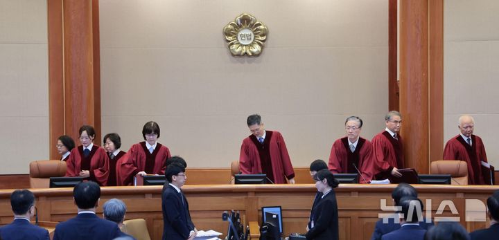 [서울=뉴시스] 사진공동취재단 = 문형배 헌법재판소장 권한대행과 재판관들이 13일 서울 종로구 헌법재판소에서 열린 '윤석열 대통령 탄핵심판 8차 변론'에 입장하고 있다. 2025.02.13. photo@newsis.com