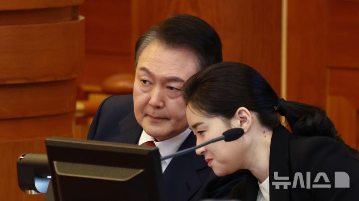 [서울=뉴시스] 사진공동취재단 = 윤석열 대통령이 13일 서울 종로구 헌법재판소에서 열린 '윤석열 대통령 탄핵심판 8차 변론'에 출석해 변호인과 대화하고 있다. 2025.02.13. photo@newsis.com