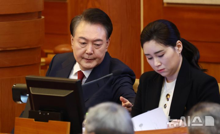 [서울=뉴시스] 사진공동취재단 = 윤석열 대통령이 13일 서울 종로구 헌법재판소에서 열린 '윤석열 대통령 탄핵심판 8차 변론'에 출석해 변호인과 대화하고 있다. 2025.02.13. photo@newsis.com
