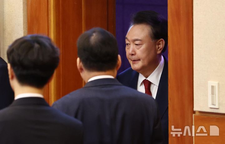 [서울=뉴시스] 사진공동취재단 = 윤석열 대통령이 13일 서울 종로구 헌법재판소에서 열린 '윤석열 대통령 탄핵심판 8차 변론'에 출석하고 있다. 2025.02.13. photo@newsis.com