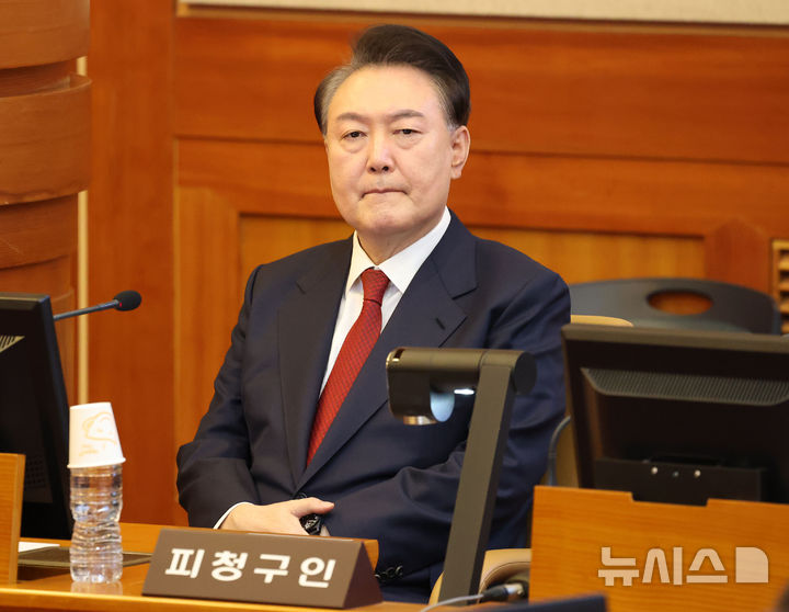 [서울=뉴시스] 사진공동취재단 = 윤석열 대통령이 13일 서울 종로구 헌법재판소에서 열린 탄핵심판 8차 변론에 출석해 있다. 2025.02.13. photo@newsis.com