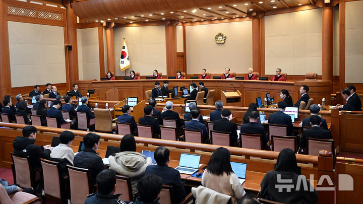 [서울=뉴시스] 사진공동취재단 = 13일 서울 종로구 헌법재판소에서 윤석열 대통령 탄핵심판 8차 변론이 열리고 있다. 2025.02.13. photo@newsis.com