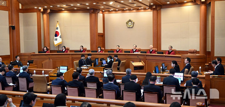 [서울=뉴시스] 사진공동취재단 = 13일 서울 종로구 헌법재판소에서 윤석열 대통령 탄핵심판 8차 변론이 열리고 있다. 2025.02.13. photo@newsis.com