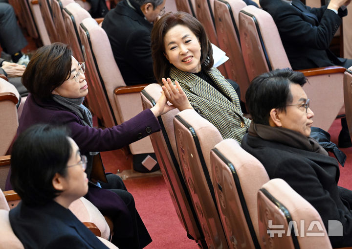 [서울=뉴시스] 사진공동취재단 = 국민의힘 윤상현·김민전·김정재·조지연 의원이 13일 서울 종로구 헌법재판소에서 열린 윤석열 대통령 탄핵심판 8차 변론에 참석해 변론 시작을 기다리고 있다. 2025.02.13. photo@newsis.com