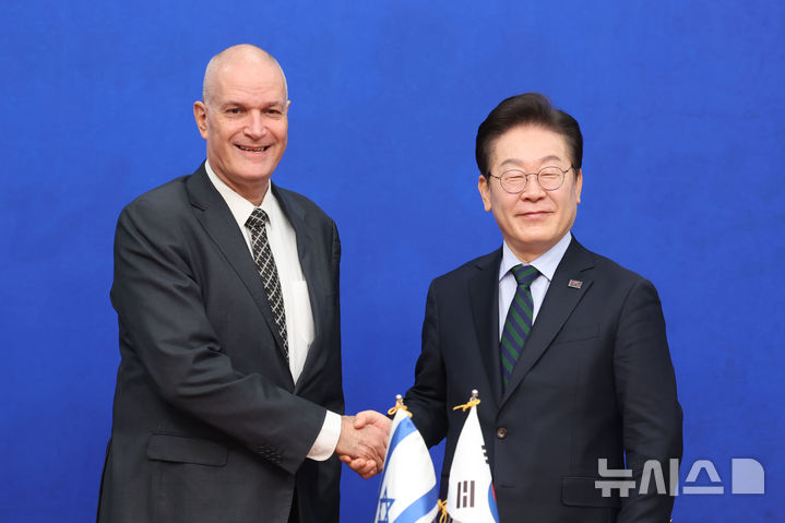 [서울=뉴시스] 권창회 기자 = 이재명 더불어민주당 대표가 13일 오전 서울 여의도 국회에서 라파엘 하르페즈 주한이스라엘대사를 접견하며 기념촬영을 하고 있다. 2025.02.13. kch0523@newsis.com