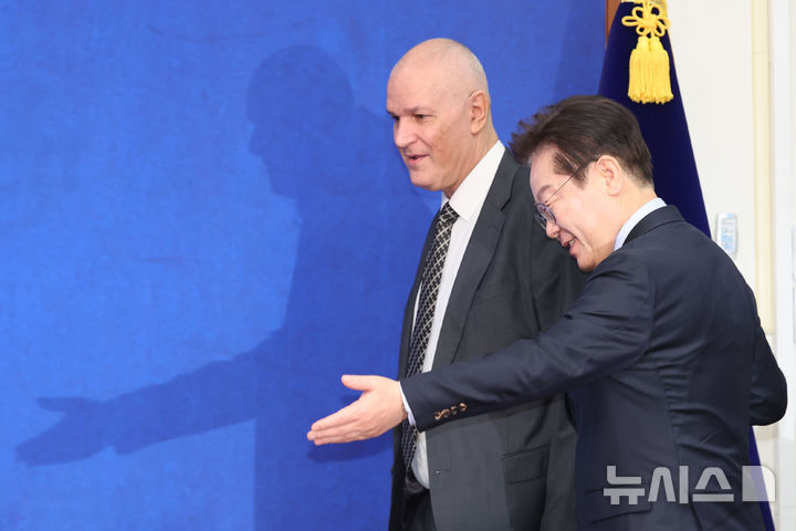 [서울=뉴시스] 권창회 기자 = 이재명 더불어민주당 대표가 13일 오전 서울 여의도 국회에서 라파엘 하르페즈 주한이스라엘대사를 접견하며 안내하고 있다. 2025.02.13. kch0523@newsis.com