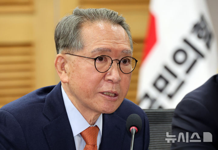 [서울=뉴시스] 조성우 기자 = 김형오 전 국회의장이 13일 오전 서울 여의도 국회 의원회관에서 열린 국민의힘 전략기획특위 1차 세미나 '국민의힘, 어디로 가야 하는가?'에서 발언하고 있다. 2025.02.13. xconfind@newsis.com