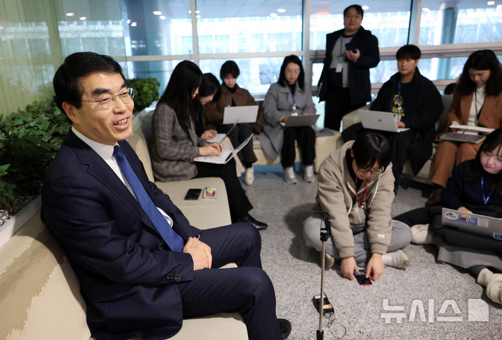[서울=뉴시스] 조성우 기자 = 더불어민주당 비명(비이재명)계 원외 모임 '초일회' 간사인 양기대 민주당 전 의원이 지난 2025년 2월13일 오전 서울 여의도 국회 의원회관에서 기자간담회를 하고 있다. 2025.02.13. xconfind@newsis.com