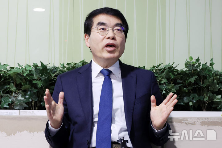 [서울=뉴시스] 조성우 기자 = 더불어민주당 비명(비이재명)계 원외 모임 '초일회' 간사인 양기대 민주당 전 의원이 13일 오전 서울 여의도 국회 의원회관에서 기자간담회를 하고 있다. 2025.02.13. xconfind@newsis.com