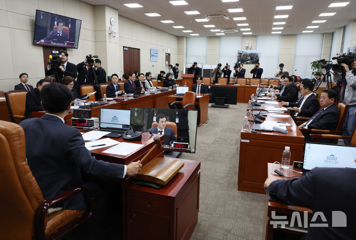 [서울=뉴시스] 고승민 기자 = 13일 서울 여의도 국회에서 열린 제422회 국회(임시회) 윤석열 정부의 비상계엄 선포를 통한 내란혐의 진상규명 국정조사 특별위원회 제8차 전체회의에서 안규백 위원장이 김현태 707특임단장 증인 채택을 두고 여야 공방이 길어지자 간사 협의를 위해 정회를 선포하고 있다. 2025.02.13. kkssmm99@newsis.com