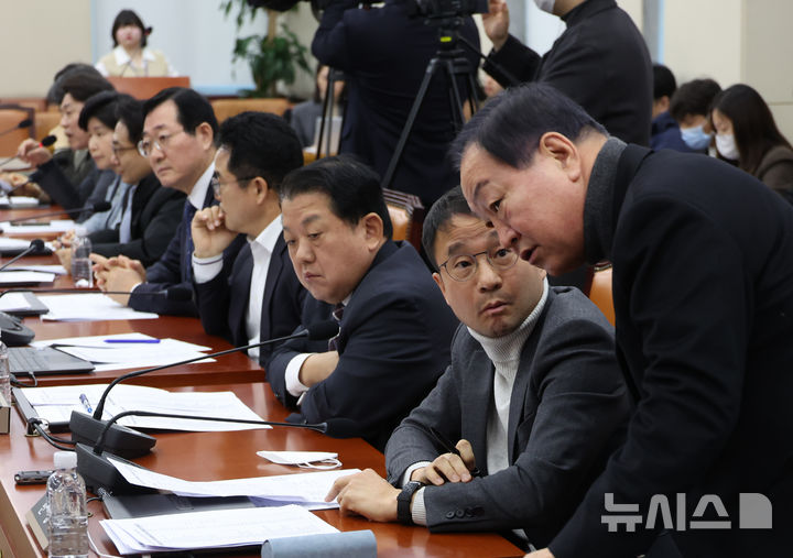 [서울=뉴시스] 고승민 기자 = 13일 서울 여의도 국회에서 열린 제422회 국회(임시회) 윤석열 정부의 비상계엄 선포를 통한 내란혐의 진상규명 국정조사 특별위원회 제8차 전체회의에서 한병도 민주당 간사와 한기호 국민의힘 간사가 대화하고 있다. 2025.02.13. kkssmm99@newsis.com