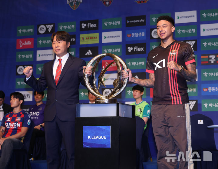 [서울=뉴시스] 김금보 기자 = 13일 서울 서대문구 스위스그랜드호텔에서 열린 'K리그1 2025 개막 미디어데이'에서 FC 서울 김기동 감독과 린가드가 포즈를 취하고 있다. 2025.02.13. kgb@newsis.com