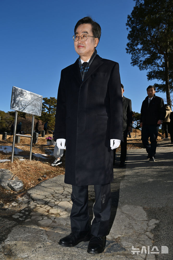 [광주=뉴시스] 이영주 기자 = 김동연 경기도지사가 13일 오전 광주 북구 망월동 5·18구묘역에서 '전두환 비석'을 밟음 이동하고 있다. 2025.02.13. leeyj2578@newsis.com