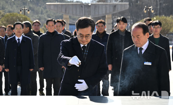 [광주=뉴시스] 이영주 기자 = 김동연 경기도지사가 13일 오전 광주 북구 운정동 국립5·18민주묘지를 찾아 추념탑 앞에서 분향하고 있다. 2025.02.13. leeyj2578@newsis.com