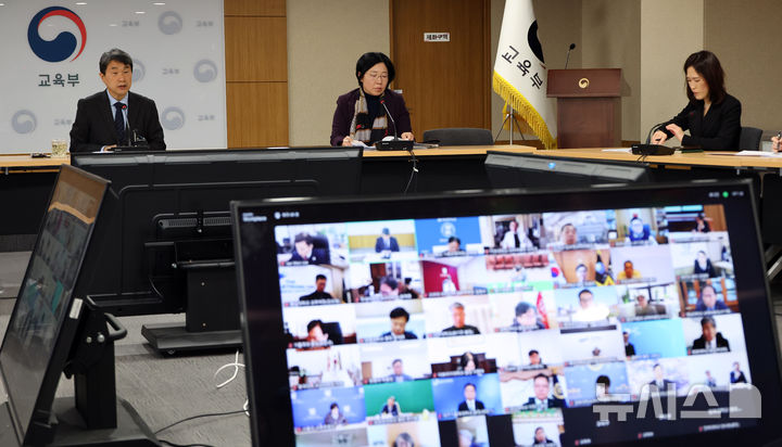 [세종=뉴시스] 강종민 기자 = 이주호 부총리 겸 교육부 장관이 13일 세종시 정부세종청사에서 열린 의과대학 학사 정상화를 위한 의대총장 영상 간담회에서 발언하고 있다. 2025.02.13. ppkjm@newsis.com