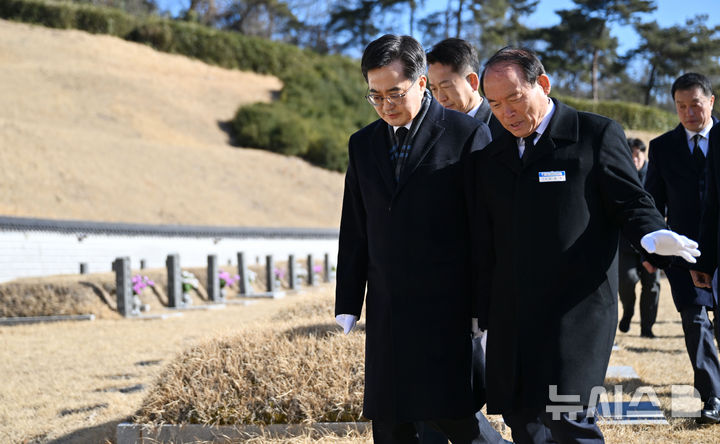 [광주=뉴시스] 이영주 기자 = 김동연 경기도지사가 13일 오전 광주 북구 운정동 국립5·18민주묘지를 찾아 김범태 국립5·18민주묘지관리소장과 대화하고 있다. 2025.02.13. leeyj2578@newsis.com