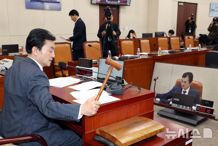 [서울=뉴시스] 고승민 기자 = 13일 서울 여의도 국회에서 열린 제422회 국회(임시회) 윤석열 정부의 비상계엄 선포를 통한 내란혐의 진상규명 국정조사 특별위원회 제8차 전체회의에서 안규백 위원장이 청문회 증인 채택 등 안건을 의결한 뒤 회의를 산회하고 있다. 국민의힘 의원들은 김현태 증인 채택 불발이 예상되자 의결 전 집단 퇴장했다. 2025.02.13. kkssmm99@newsis.com