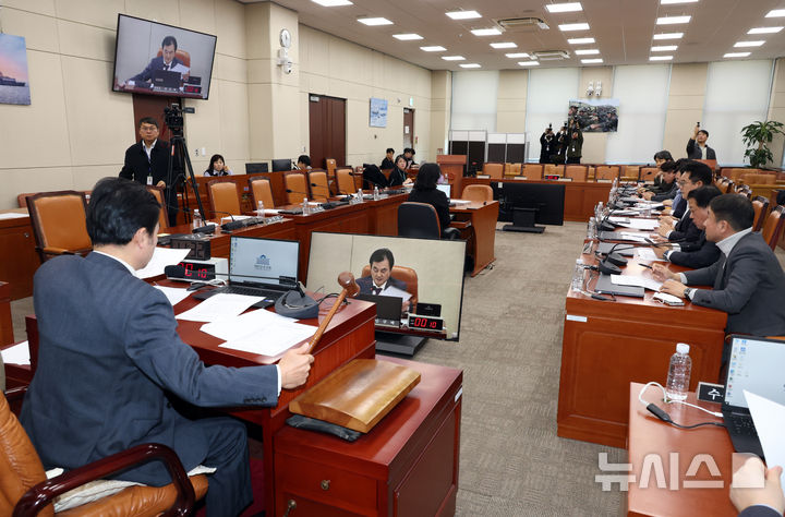 [서울=뉴시스] 고승민 기자 = 13일 서울 여의도 국회에서 열린 제422회 국회(임시회) 윤석열 정부의 비상계엄 선포를 통한 내란혐의 진상규명 국정조사 특별위원회 제8차 전체회의에서 안규백 위원장이 청문회 증인 채택 등 안건을 의결하고 있다. 국민의힘 의원들은 김현태 증인 채택 불발이 예상되자 의결 전 집단 퇴장했다. 2025.02.13. kkssmm99@newsis.com