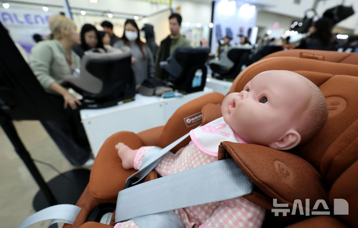 [대구=뉴시스] 이무열 기자 = 사진은 지난 2월 13일 대구 북구 엑스코에서 열린 ‘제43회 대구 베이비＆키즈페어’를 찾은 관람객들이 유아용 카시트를 살펴보고 있는 모습. 2025.02.13. lmy@newsis.com