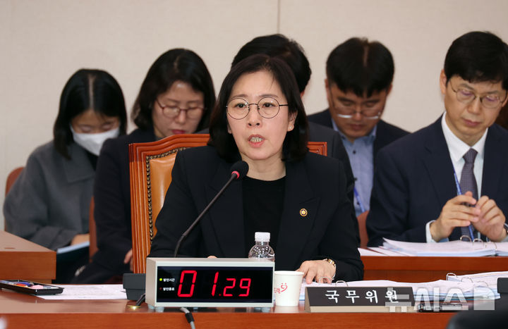 [서울=뉴시스] 고승민 기자 = 신영숙 여성가족부 장관 직무대행이 13일 서울 여의도 국회에서 열린 여성가족위원회 전체회의에서 의원 질의에 답하고 있다. 2025.02.13. kkssmm99@newsis.com