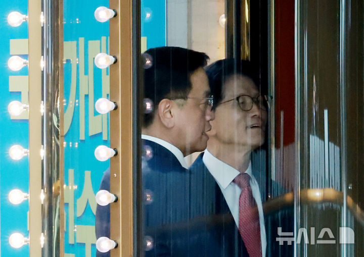 [서울=뉴시스] 조수정 기자 = 최상목 대통령 권한대행 부총리 겸 기획재정부 장관이 지난달 13일 서울 송파구 잠실 롯데호텔 월드에서 열린 '국제기능올림픽 선수단 격려 오찬'에 참석하기 위해 김문수 고용노동부 장관과 함께 이동하고 있다. (대통령실통신사진기자단) 2025.02.13. chocrystal@newsis.com